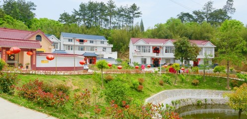 安徽金寨桃?guī)X鄉(xiāng) “旅游+”模式繪就發(fā)展新藍(lán)圖，配套設(shè)施建設(shè)助推全域旅游升級(jí)